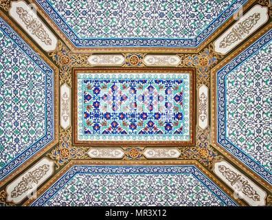 ISTANBUL - 5 novembre: interno del palazzo Topkapi - soffitto della camera di circoncisione il 5 novembre 2014 a Istanbul. Foto Stock