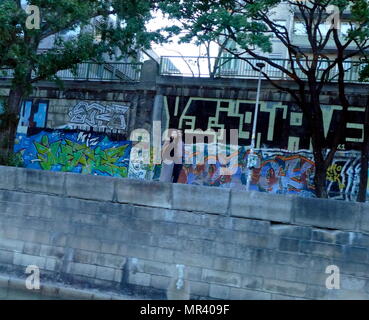 Fotografia di graffiti che adorna le rive del fiume Danubio, nel centro di Vienna, Austria. Recante la data del XXI secolo Foto Stock