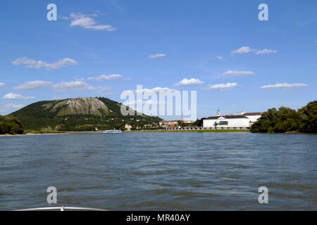 Fotografia di Hainburg an der Donau, una città di Bruck an der Leitha District, Austria Inferiore, Austria. I primi coloni nella zona erano Illiri e il popolo celtico, vissuto sul Braunsberg hill. Nel 1709, il conte lowenberg ricostruito il castello medievale. Recante la data del XXI secolo Foto Stock