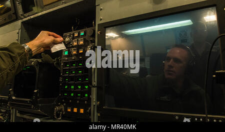 Stati Uniti Air Force Capt. Greg Carter, un vice missile equipaggio combat commander-airborne dai conti nella 625 a operazioni strategiche Squadron, lancia una simulazione di Minuteman III missile a bordo di una U.S. Navy E-6 mercurio durante il viaggio di gloria 220 sopra l'Oceano Pacifico, 25 aprile 2017. Gloria Viaggio è operativo un test di lancio che continua una lunga storia di Gamma Western lancia utilizzata per verificare e convalidare e migliorare la capacità della nazione di forza di missili a gittata intercontinentale. (U.S. Air Force foto di Airman 1. Classe Keifer Bowes) Foto Stock