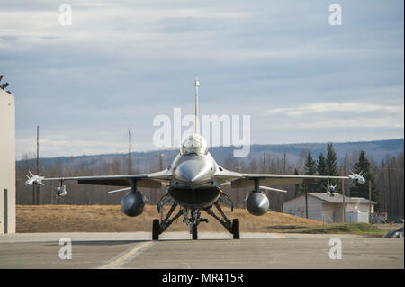 EIELSON AIR FORCE BASE in Alaska - U.S. Air Force F-16 Fighting Falcon aeromobile assegnati al XVIII Aggressor Squadron, si prepara a decollare durante il bordo settentrionale 2017 (NE17), 4 maggio 2017, a Eielson Air Force Base in Alaska. NE17 è Alaska premier formazione congiunta esercizio progettato per mettere in pratica le operazioni, le tecniche e le procedure nonché migliorare l'interoperabilità tra i servizi. Migliaia di partecipanti provenienti da tutti i servizi, aviatori, soldati, marinai, Marine e le coste guardie da active duty, Riserva e guardia nazionale sono coinvolte. (U.S. Air Force foto di Airman 1° classe è Foto Stock