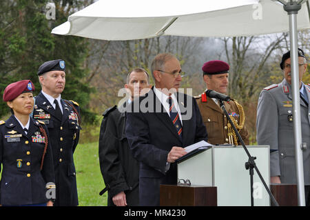 OBERSALZBERG, Germania -- pensionati U.S. Esercito Col. Lt. Gen Keith Dayton offre commento il 5 maggio 2017 nel corso di una cerimonia che segna il 72º anniversario della cattura di Obersalzberg, la Germania, l'ultima grande operazione militare della Seconda Guerra Mondiale. Gli accordi di Dayton è il direttore del George C. Marshall Centro Europeo a Garmisch-Partenkirchen, in Germania, e comandato una volta il 3d Divisione di Fanteria Artiglieria di Bamberg, Germania. La commemorazione del 72º anniversario della bandiera sollevamento evento. (Dipartimento della Difesa foto/James E. Brooks) Foto Stock