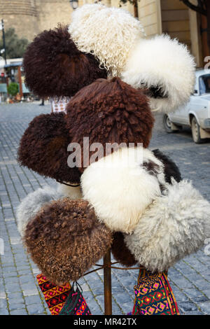 Pecore cappelli nel mercato sulla street nella città vecchia Icheri Sheher a Baku. Azerbaigian Foto Stock