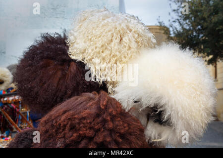 Pecore cappelli nel mercato sulla street nella città vecchia Icheri Sheher a Baku. Azerbaigian Foto Stock