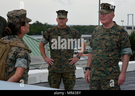 FORT LAUDERDALE, FLORIDA -- Il Mag. Gen. Walter L. Miller Jr. parla con Marines fornendo una visualizzazione statica di un RQ-21 Blackjack a bordo della USS New York durante la settimana della flotta Port Everglades Maggio 5, 2017. II Marine forza expeditionary leadership, Miller, Sgt. Il Mag. Richard D. la trebbiatrice e il comando Master Chief Russell W. Folley, hanno visitato la USS New York a causa di un gruppo di loro Marines e marinai sono a bordo di essa che partecipano nella settimana della flotta. Durante il suo tour Miller assicurato ha parlato per ogni Marine è venuto attraverso. Miller è il comandante generale della II MEF; apparato trebbiante è il sergente maggiore di II MEF; e Fol Foto Stock