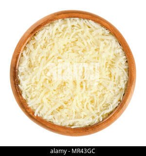 Parmigiano grattugiato nella ciotola di legno. Parmigiano Reggiano. Duro italiano, granulare formaggio, leggermente di colore giallo, fatta di pastorizzato di latte di vacca. Foto Stock