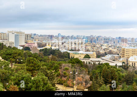 Vista della Città Vecchia e di moderni edifici della città di Baku. Azerbaigian Foto Stock