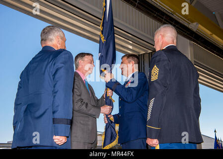 Gov. John Hickenlooper, sinistra, affida il comando del Colorado National Guard NEGLI STATI UNITI. Air Force Il Mag. Gen. Michael A. Loh, a destra la xliii aiutante di Colorado, durante un cambio del comando cerimonia del 5 maggio 2017, a Buckley Air Force Base, Colo. U.S. Air Force Il Mag. Gen. H. Michael Edwards, la XLII aiutante generale del Colorado, estrema sinistra, E DEGLI STATI UNITI Army Sgt. Il Mag. Bill Woods, estrema destra, osservare. (U.S. Air National Guard foto di Senior Master Sgt. John Rohrer) Foto Stock