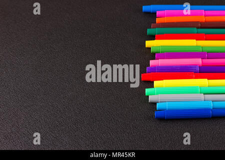 Multy matite a colori su sfondo nero Foto Stock