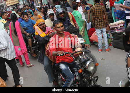 India, Uttar Pradesh, Varanasi, motociclista su Dashashwamedh Ghat Road. Foto Stock