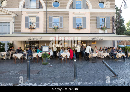 ROSATI bar, gente seduta in terrazza su strada Roma Italia Foto Stock