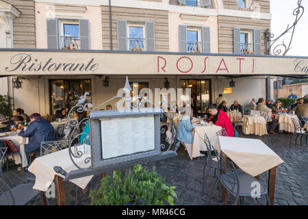 Roma Italia, bar ristorante ROSATI, Piazza del Popolo, la gente seduta turisti terrazza in strada Foto Stock
