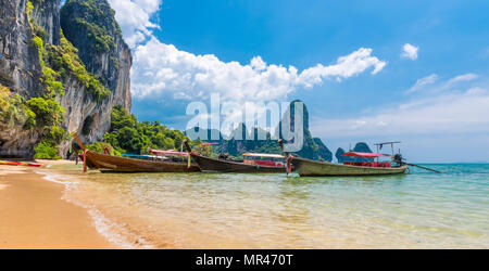 Barca dalla coda lunga sulla tropicale Railay Beach, Aonang, Krabi, Thailandia Foto Stock