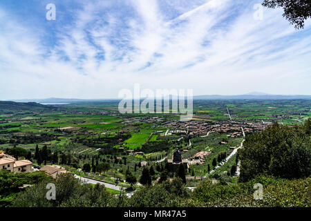 Paesaggio dalla basilica di santa margherita Cortona. È possibile vedere in lontananza il lago Trasimeno e la vecchia città di Cortona Foto Stock