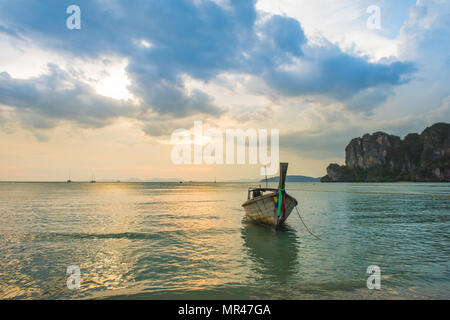 Barca dalla coda lunga sulla tropicale Railay Beach, Aonang, Krabi, Thailandia Foto Stock