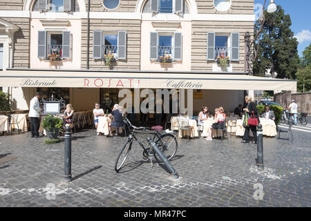 Roma Italia, bar ristorante ROSATI, Piazza del Popolo, la gente seduta turisti terrazza in strada Foto Stock