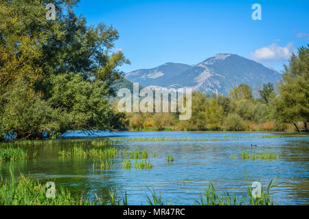 Al Lago di Posta Fibreno riserva naturale, in provincia di Frosinone, Lazio, Italia. Foto Stock