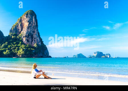 Donna in appoggio sul sorprendente Railay Beach a Krabi Thailandia. Resort tropicale. Foto Stock