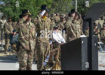 Da sinistra: comando Sgt. Il Mag. Jill L. Crosby, Warrant Officer 2 Samuele Gabara e Col. Christopher H. Colavita salutate anche la prima divisione di cavalleria sostegno deciso supporto brigata memoriale che è stato dedicato il 7 maggio a Bagram Airfield (BAF), Afghanistan. Il personale Sgt. John W. Perry, PFC. Tyler R. Iubelt, Col. (Ret.) Jarrold M. Reeves e il dottor Peter L. Provost sono stati uccisi da un attentatore suicida a BAF su nov. 12, 2016. Sgt. 1. Classe Allan E. Brown è morto delle sue ferite 6 dicembre 2016. Foto Stock