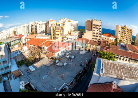 Edifici residenziali sopra i tetti della Città Vecchia. Limassol, Cipro Foto Stock