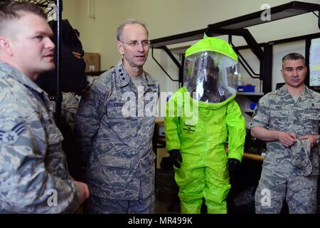 Senior Airman Hunter Rivord, 341 operazioni mediche squadrone tecnico bioenvironmental, sinistra, mutandine Lt. Gen. Mark Ediger, chirurgo generale della Air Force, e Chief Master Sgt. Jason ritmo, Direttore Medico arruolato manager, 2 maggio 2017, a Malmstrom Air Force Base, Mont. Ediger e ritmo tournée in varie sezioni del 341 Gruppo medico durante la loro visita alla base. (U.S. Air Force foto/Senior Airman Magen M. Reeves) Foto Stock