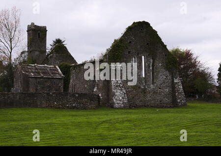 Una vecchia chiesa in rovina in Quin Clare Foto Stock
