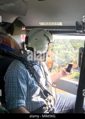 Dal congressista Jason Smith, che rappresenta il Missouri la regione sud-orientale, cattura le immagini di inondazioni in Missouri durante una guardia costiera oltre il volo della regione interessata 5 maggio 2017. Una guardia costiera da equipaggi di Traverse City, Michigan, schierato nella zona può 2-7 per sostenere gli sforzi di risposta in aree che sono stati duramente colpiti dalle forti piogge e inondazioni significativo lungo il fiume Mississippi. (U.S. Coast Guard foto) Foto Stock