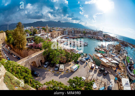 Porto storico e la città vecchia di Kyrenia (Girne) sulla costa settentrionale di Cipro. Foto Stock