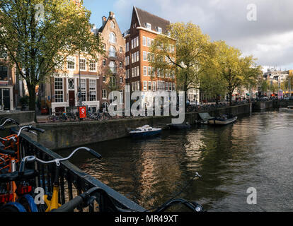 Amsterdam, Paesi Bassi - 25 Maggio 2016: al di fuori della vista del quartiere a luci rosse con bridge, bicicletta e canal Foto Stock