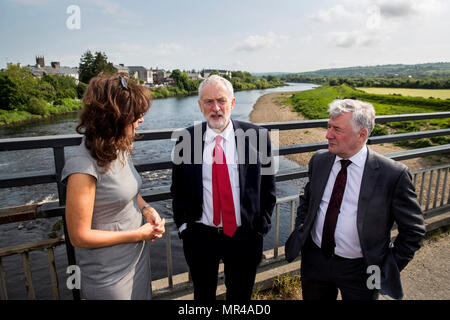 Leader laburista Jeremy Corbyn con il Professor Deirdre Heenan (sinistra) e l'ombra del Segretario di Stato per l'Irlanda del Nord Tony Lloyd (a destra) durante una visita a Lifford ponte sulla frontiera irlandese, mentre il paese va alle urne di voto al referendum sull'Ottavo emendamento della Costituzione irlandese. Foto Stock