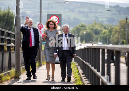 Ritrasmesso con corretta didascalia leader laburista Jeremy Corbyn con il Professor Deirdre Heenan (centro) e ombra il Segretario di Stato per l'Irlanda del Nord Tony Lloyd (a destra) durante una visita a Lifford ponte sulla frontiera irlandese, durante il secondo giorno di un viaggio di due giorni a saperne di più su come Brexit interessa il paese. Foto Stock