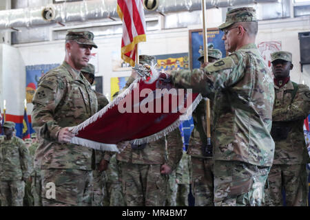 Col. Bruce Syvinski (a destra), il comandante della 86a combattere l'Ospedale di supporto e comando Sgt. Il Mag. Daryl Forsythe, il comando sergente maggiore per la 86CSH, uncases dell'unità colori, durante il trasferimento di autorità cerimonia, nella zona 1 Centro Fitness, Camp Arifjan, Kuwait, 5 maggio. La cerimonia ha segnato l'ultimo deployment per la 86CSH, come designare nuovamente in un ospedale da campo quando si ritorna da questa rotazione. (U.S. Esercito foto di Sgt. Betania Huff, ARCENT Affari pubblici) Foto Stock