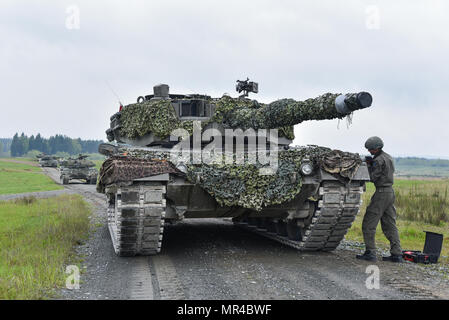 Un soldato austriaco con il Bundesheer plotone, lavora per sostituire una sezione di traccia su un Leopard 2A4 serbatoio, durante l'Europa forte sfida del serbatoio (SETC), al settimo Esercito di formazione il comando Grafenwoehr Area Formazione, Grafenwoehr, Germania, 8 maggio 2017. L'Europa forte sfida del serbatoio (SETC) è co-ospitato da U.S. Europa dell'esercito e dell'esercito tedesco, può 7-12, 2017. Il concorso è destinato a sporgere una presenza dinamica, favorire il partenariato militare, promuovere l interoperabilità, e fornisce un ambiente per la condivisione di tattiche, le tecniche e le procedure. Plotoni da sei NATO e i paesi partner sono io Foto Stock