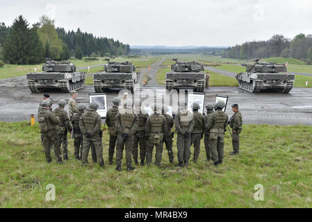 Soldati austriaci con il Bundesheer plotone, ottenere informato prima di condurre una guida difensiva lane, durante l'Europa forte sfida del serbatoio (SETC), al settimo Esercito di formazione il comando Grafenwoehr Area Formazione, Grafenwoehr, Germania, 8 maggio 2017. L'Europa forte sfida del serbatoio (SETC) è co-ospitato da U.S. Europa dell'esercito e dell'esercito tedesco, può 7-12, 2017. Il concorso è destinato a sporgere una presenza dinamica, favorire il partenariato militare, promuovere l interoperabilità, e fornisce un ambiente per la condivisione di tattiche, le tecniche e le procedure. Plotoni da sei NATO e i paesi partner sono in Foto Stock