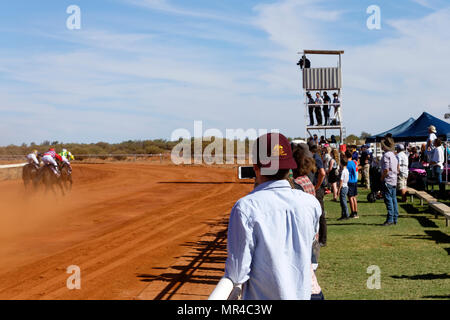 Uomo che indossa Parlamento australiano Cap catturare un cavallo di razza con telefono cellulare, Mt magnete, Eastern Goldfields, Australia occidentale Foto Stock