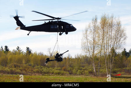 Un equipaggio della New York Army National Guard il 3° Battaglione, 142th Aviation airlifts uno di una dozzina di 105 mm obici al decimo Montagna divisione Alfa della batteria, 2° Battaglione, xv campo reggimento di artiglieria durante un esercizio qui il 4 maggio 2017. In aggiunta alla distribuzione di campo e impostazione della loro area logistica e sede, 3° Battaglione truppe programmato, preparato, provati ed eseguito la missione di trasporto aereo -- che comprendeva 105 mm obice munizioni e decimo Montagna divisione soldati -- entro 72 ore dalla ricezione. (U.S. Esercito nazionale Guard foto di Master Sgt. Raymond Dru Foto Stock