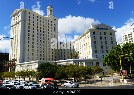 Il traffico su Walter Sisulu Avenue dalla Southern Sun waterfront complesso in Cape Town. Foto Stock