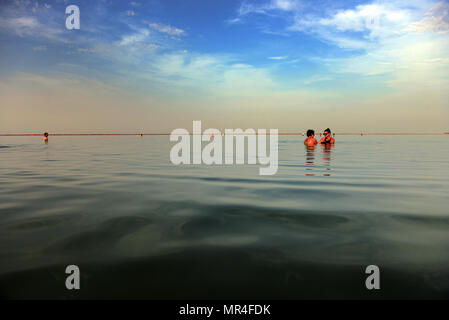 Un rilassante pomeriggio nel Mar Morto in Israele. Foto Stock