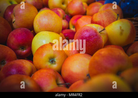 Le mele rosse a un mercato in stallo. Foto Stock