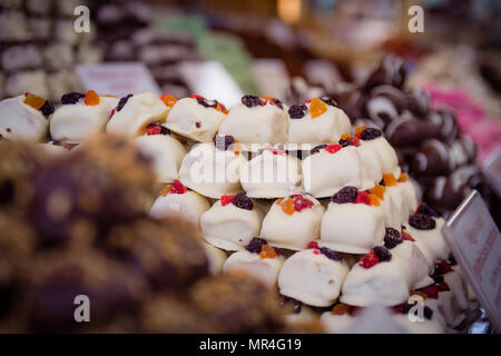 Un sacco di tipi differenti di marzapane sono disposti in pile. Ci sono aromi come il cioccolato, vaniglia, fragola, uvetta, noci di cocco e di più. Foto Stock