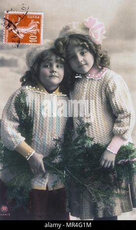 Cartolina francese datato circa 1900, che mostra due ben vestito le giovani ragazze Foto Stock