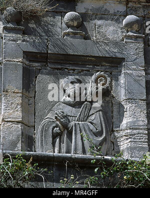 Bernardo di Chiaravalle (Fontaine-les-Digione, 1090-Abbazia di Clairvaux, 1153). Abate francese e un importante leader nella riforma del monachesimo benedettino. Bassorilievo in pietra sulla facciata di Monsalud monastero. Corcoles, provincia di Guadalajara. Castilla la Mancha, in Spagna. Foto Stock