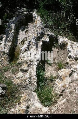 Necropoli di San Michele. Dettaglio delle tombe antropomorfe, scavato nella roccia, datata tra 10th-11th secoli. Alto Medioevo. Olerdola, provincia di Barcellona, Alt Penedes, Catalogna, Spagna. Foto Stock