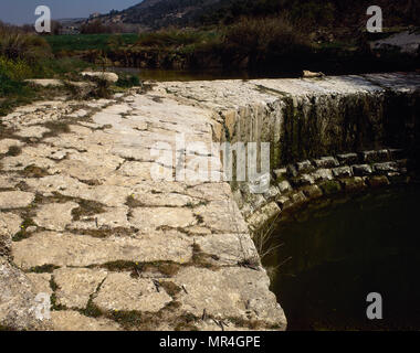 Diga romana di Barcinas. Fu costruito tra il I e il II secolo a.c. per contenere le acque del fiume Cubillas. Deifontes, provincia di Granada, Andalusia, Spagna. Foto Stock