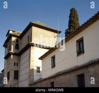 Granada, Andalusia, Spagna. Palazzo di Dar al Horra. Edificio Nasrid nel quartiere Albaicin. Fu costruita nel XV secolo sui resti di un palazzo Zirid (XI secolo). Residenza del sistema aixun, la regina e madre di Boabdil, l'ultimo re di Granada. I monarchi cattolici donò il palazzo al Hernando de Zafra dopo la conquista della città. Più tardi è stata una parte del monastero di Santa Isabel la Real. Facciata. Foto Stock