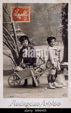 Cartolina francese raffigurante due giovani ragazzi 1900 Foto Stock