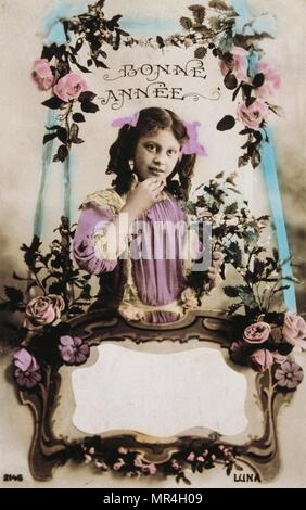 Cartolina francese raffigurante una ragazza giovane con decorazioni floreali 1900 Foto Stock