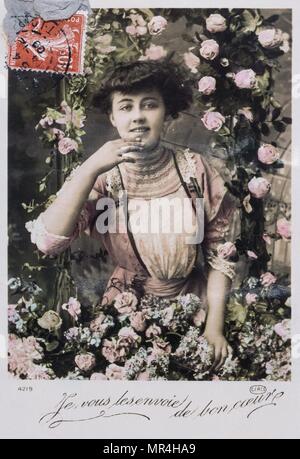 Il francese anno nuovo cartolina raffigurante una classe media donna sorridente e circondato da fiori 1900 Foto Stock