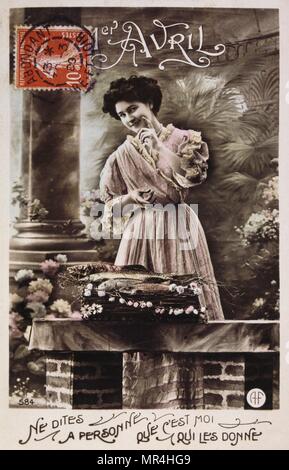 Vintage, Francese, cartolina raffigurante una donna, contemplando un cestello. 1900 Foto Stock