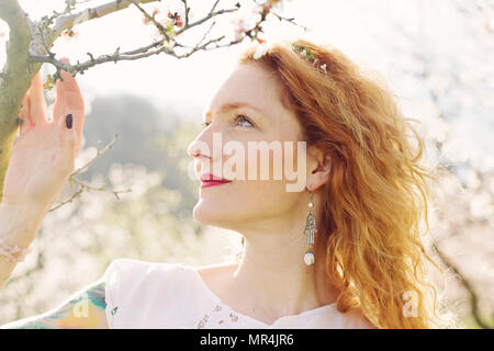 Bella donna nella primavera del giardino luce Foto Stock